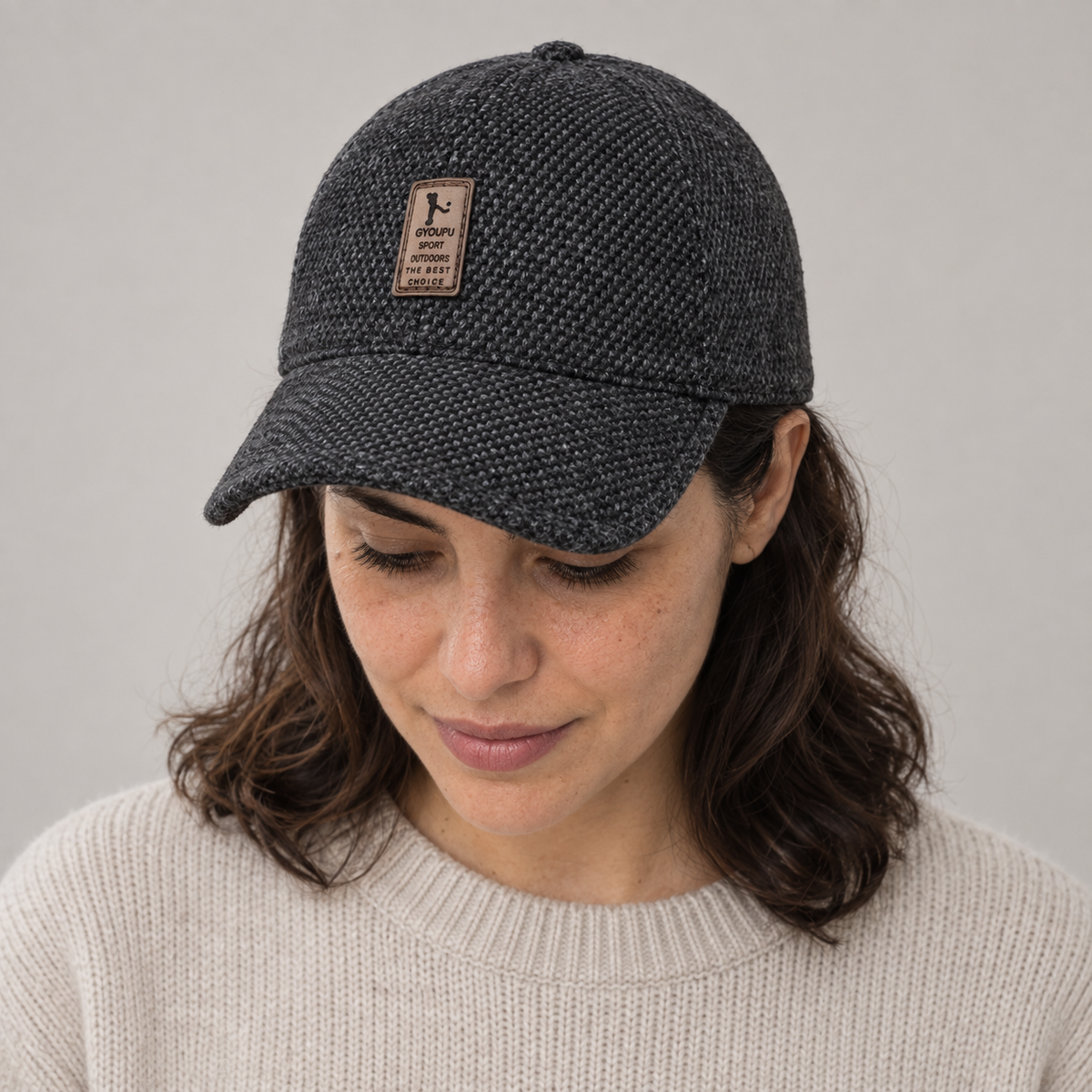 Gorro Invierno negro, mirando hacia abajo en modelo mujer