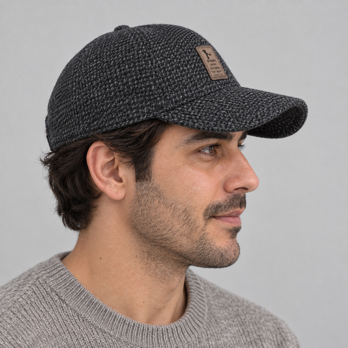 Gorro Invierno negro, vista lateral en modelo hombre