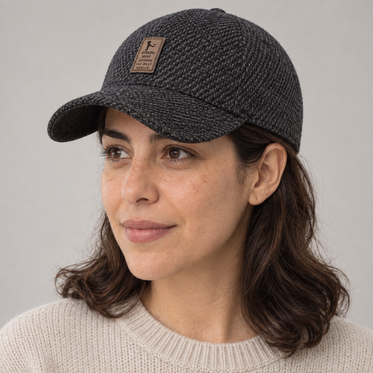 Gorro Invierno negro, detalle del diseño en modelo mujer