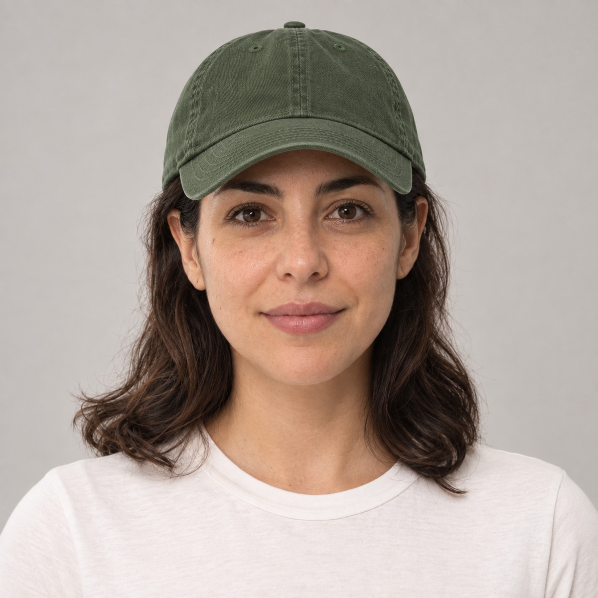 Gorro Kyo Basic verde, vista frontal en modelo mujer