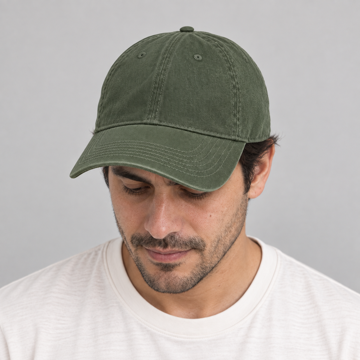 Gorro Kyo Basic verde, mirando hacia abajo en modelo hombre