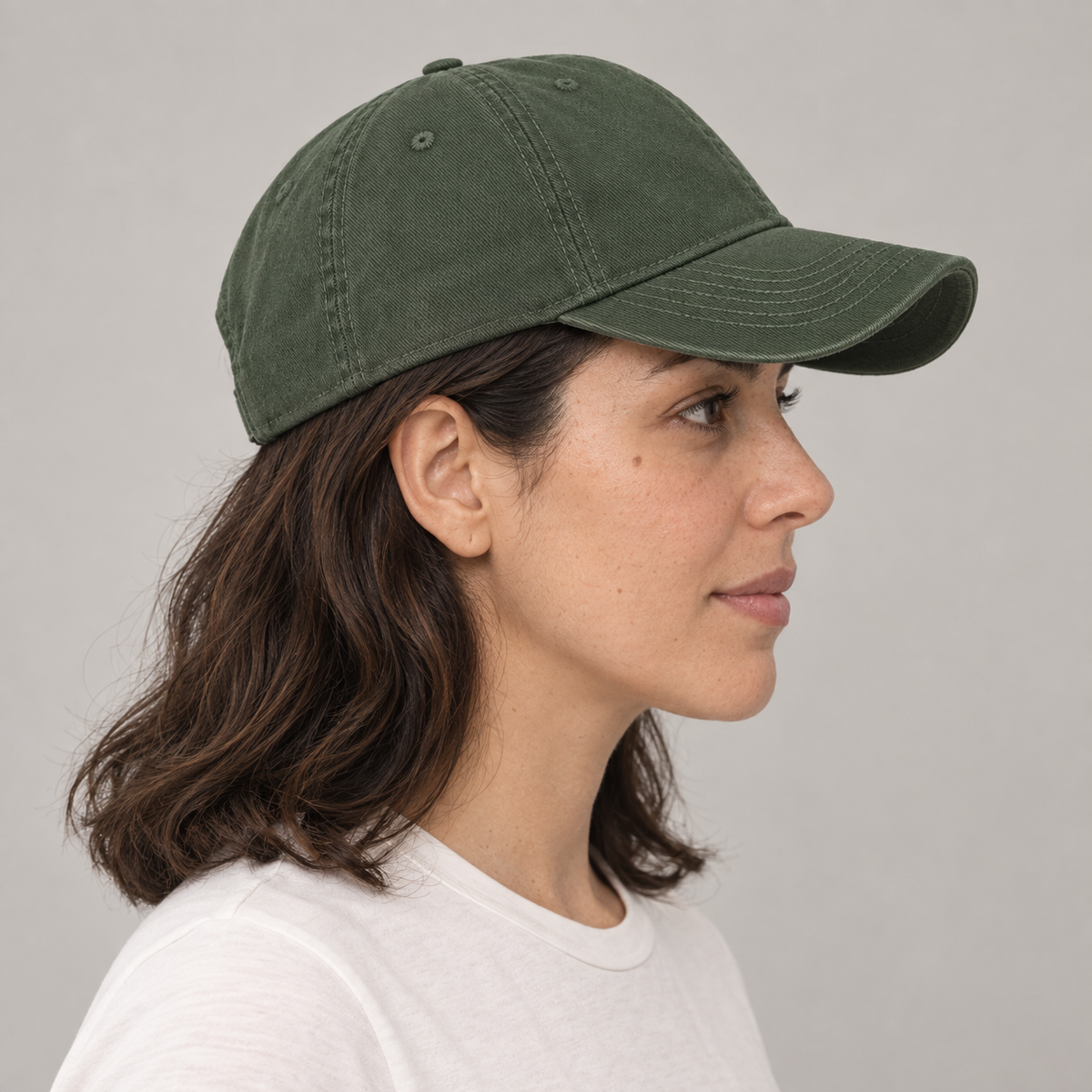 Gorro Kyo Basic verde, vista lateral en modelo mujer