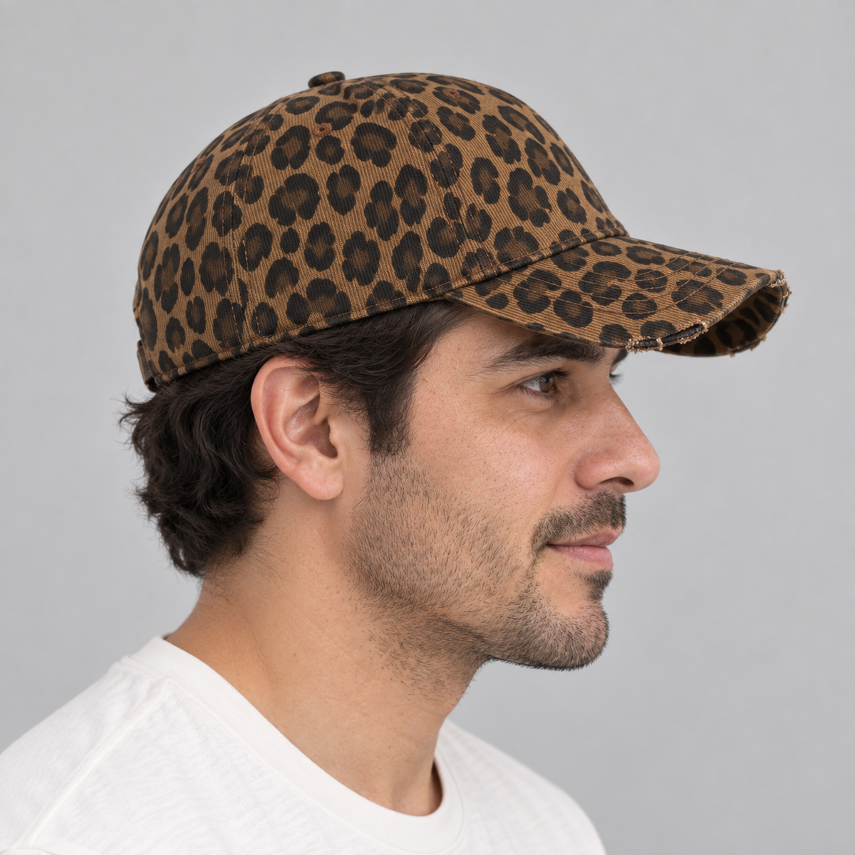 Gorro Leopardo café oscuro, vista lateral en modelo hombre