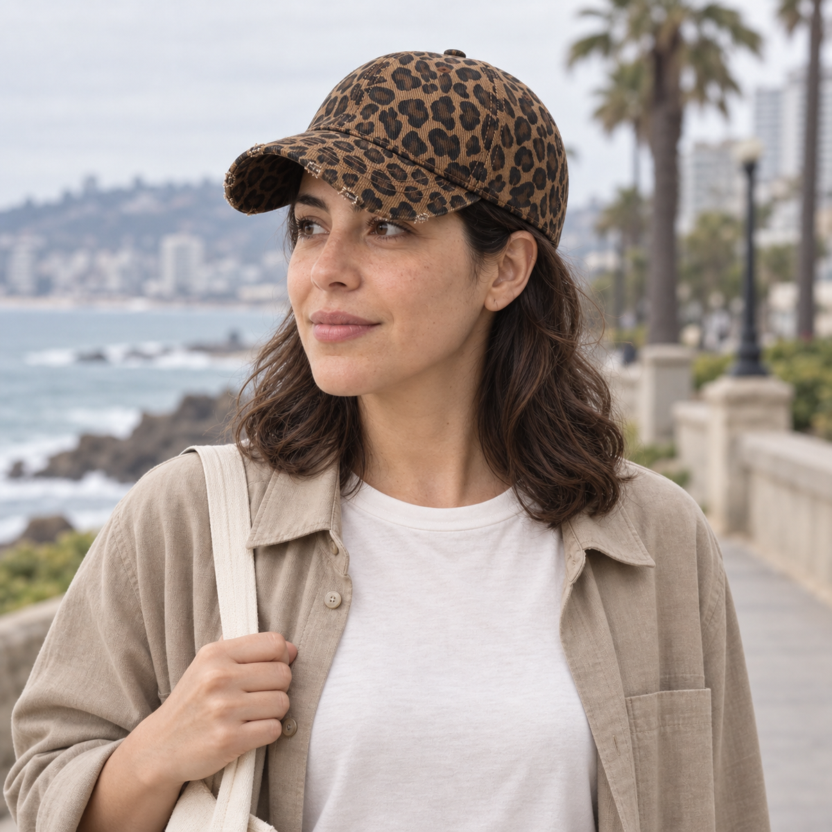 Gorro Leopardo café oscuro, uso cotidiano en Viña del Mar en modelo mujer