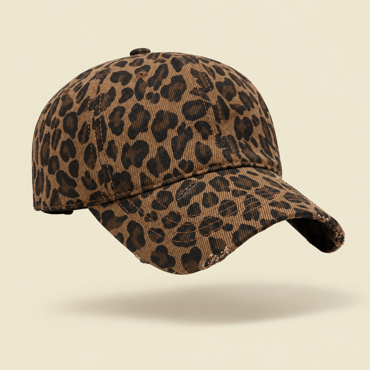 Gorro Leopardo Studio Kyo, fotografía de producto sobre fondo crema
