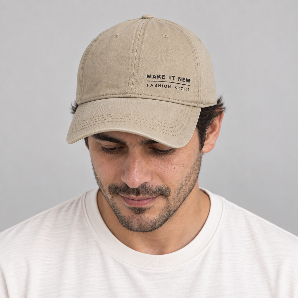Gorro Make It New beige, mirando hacia abajo en modelo hombre