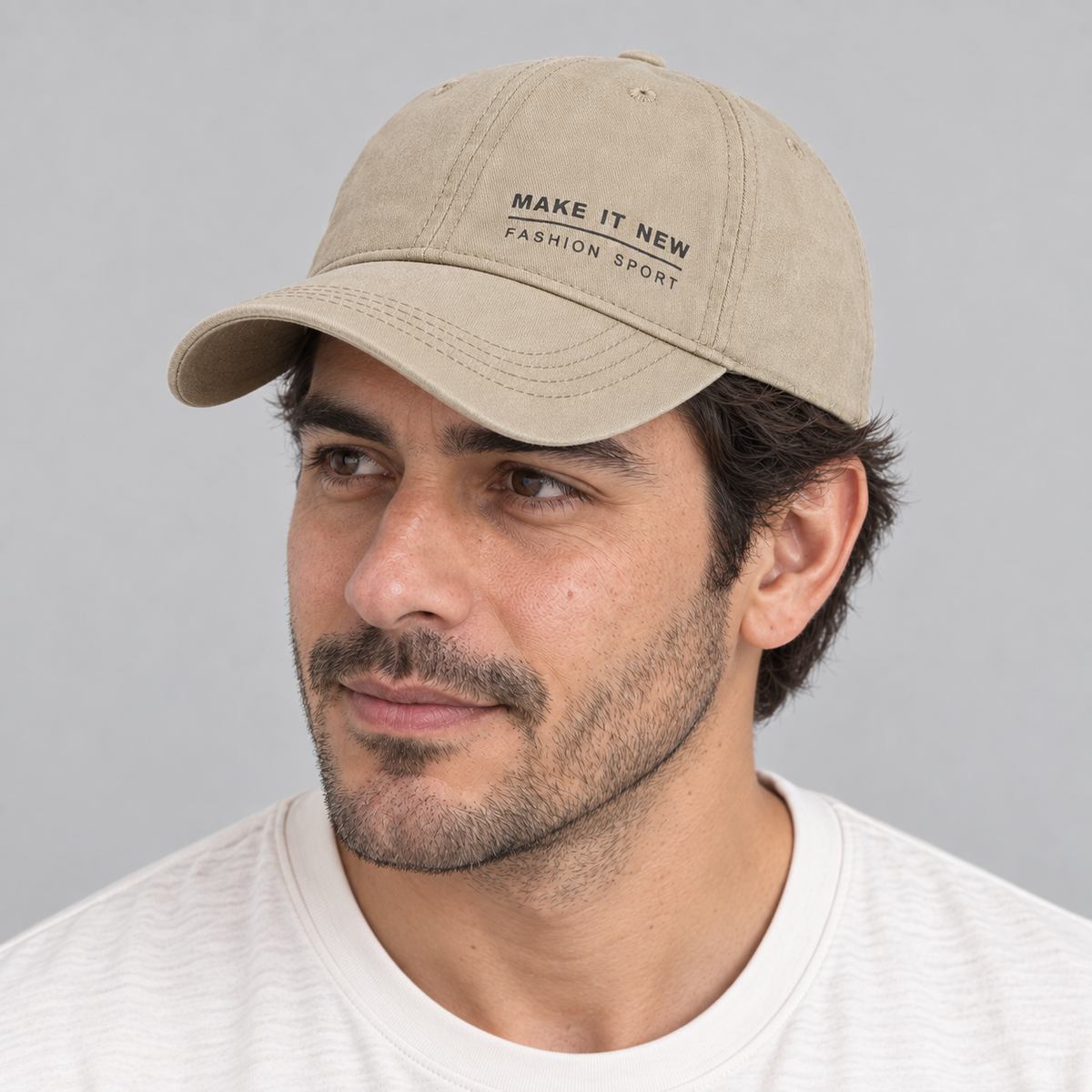 Gorro Make It New beige, detalle del diseño en modelo hombre