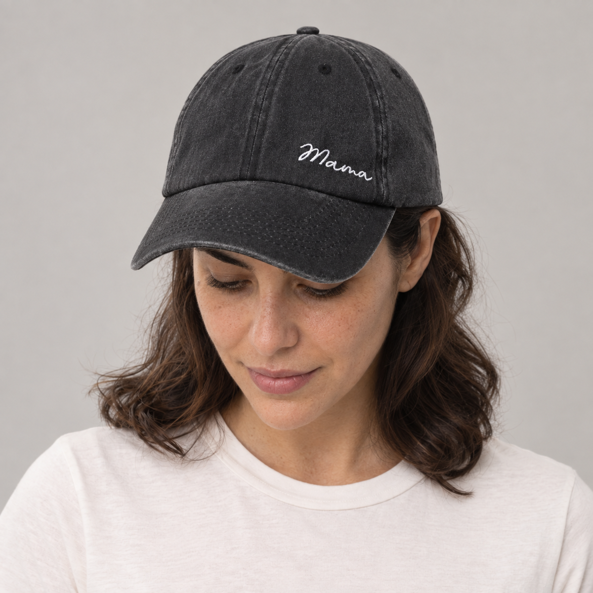 Gorro Mama negro lavado, mirando hacia abajo en modelo mujer