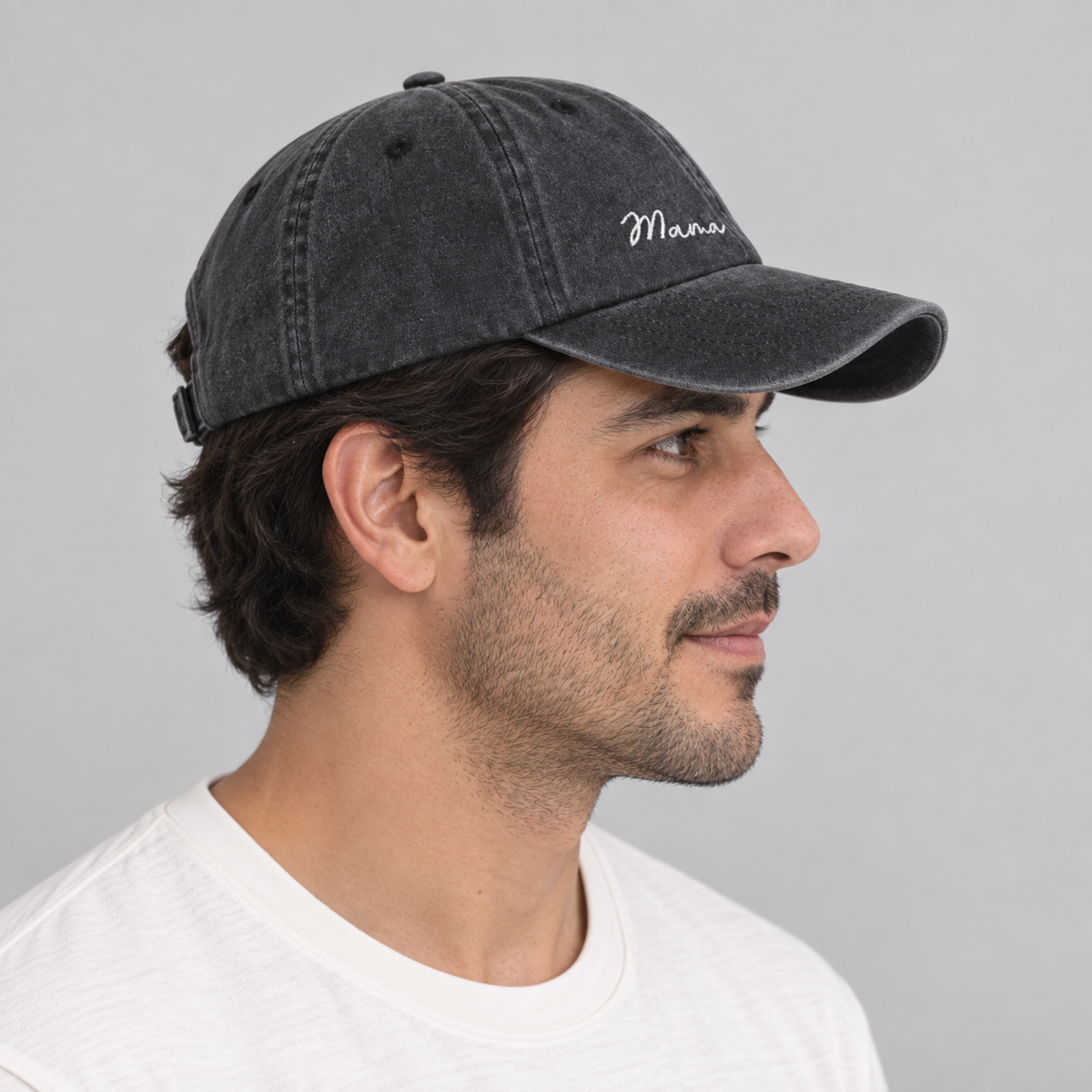 Gorro Mama negro lavado, vista lateral en modelo hombre