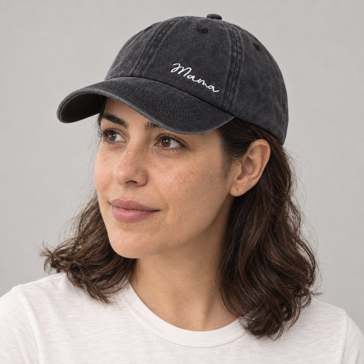 Gorro Mama negro lavado, detalle del diseño en modelo mujer