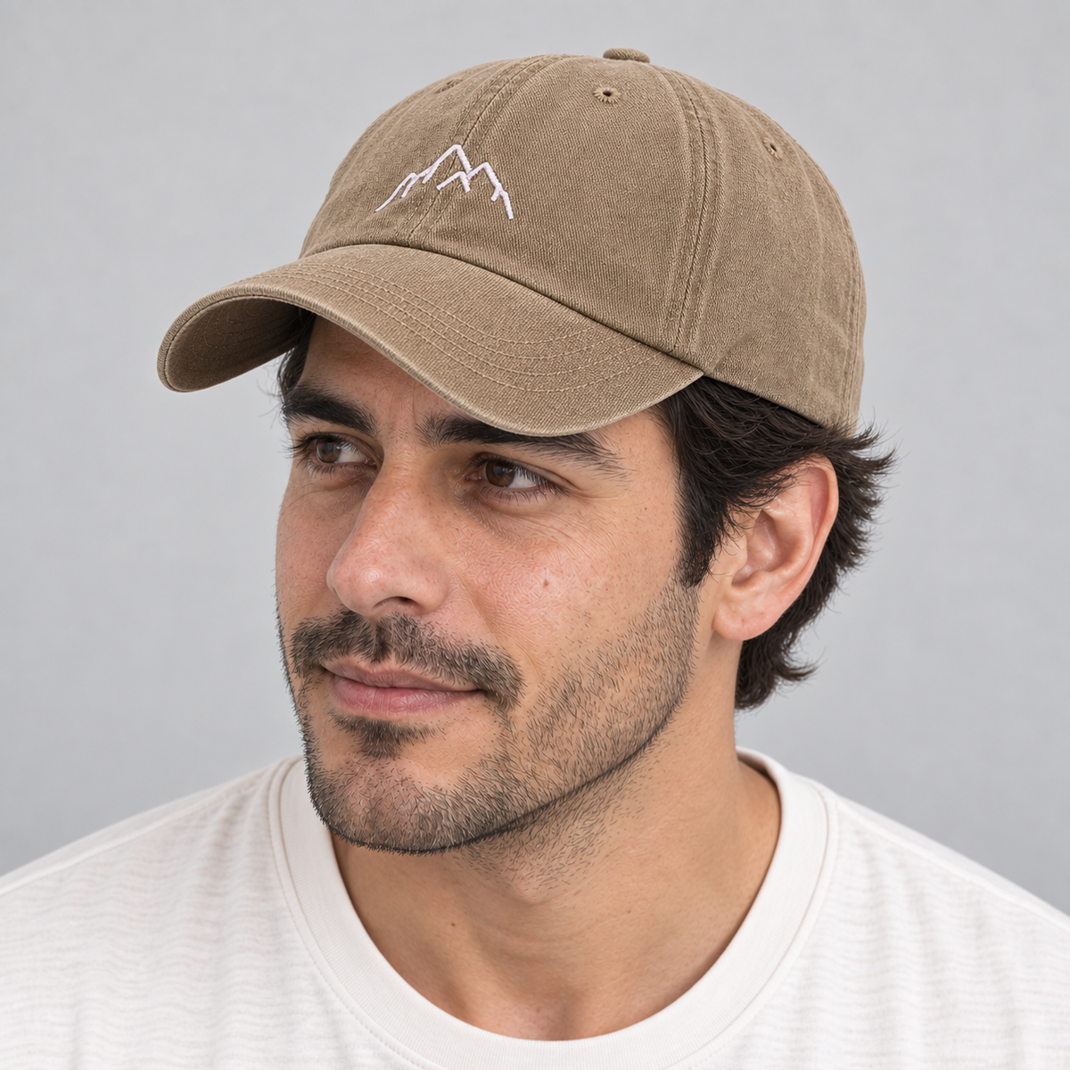Gorro Montaña beige, detalle del diseño en modelo hombre