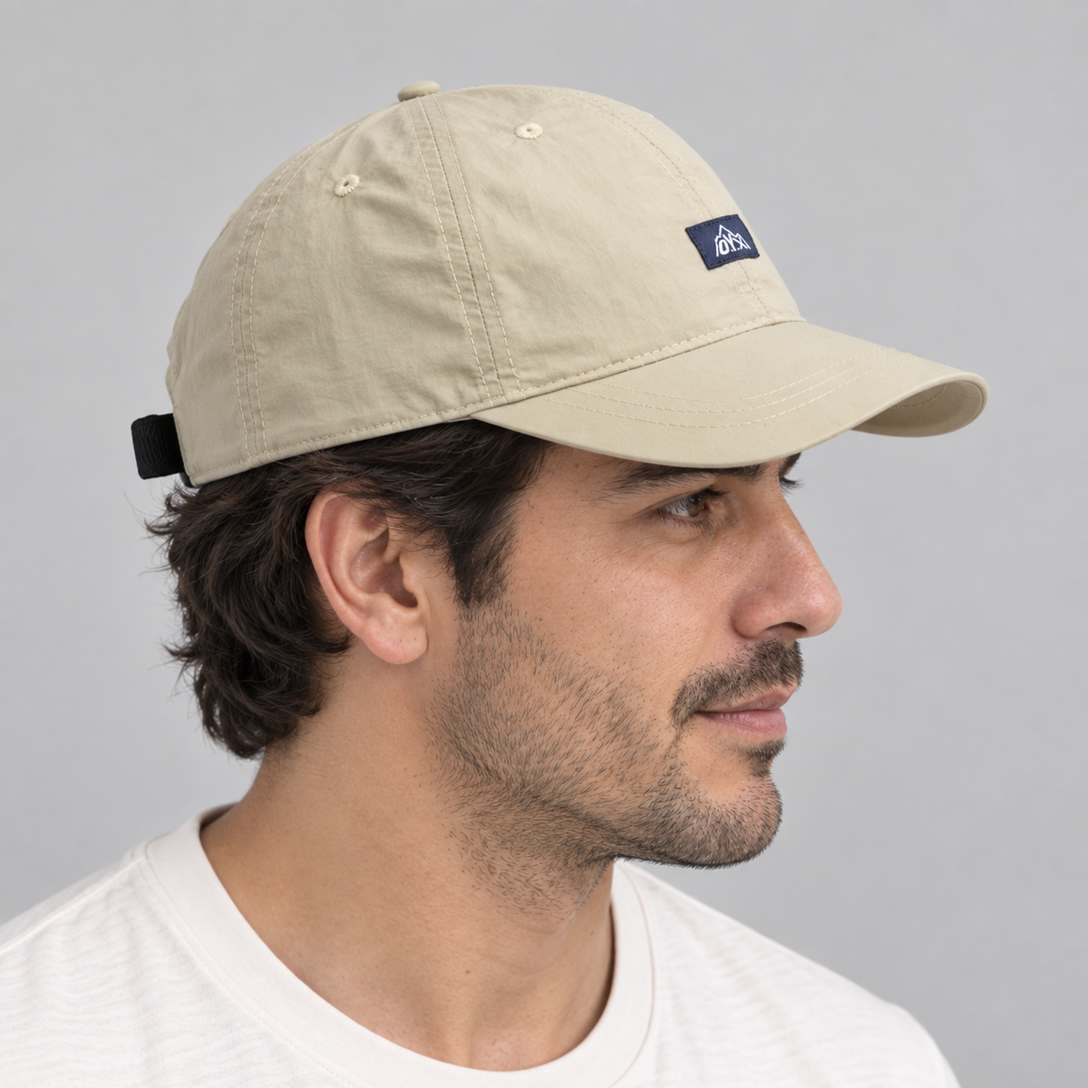 Gorro Montaña OYX beige, vista lateral en modelo hombre
