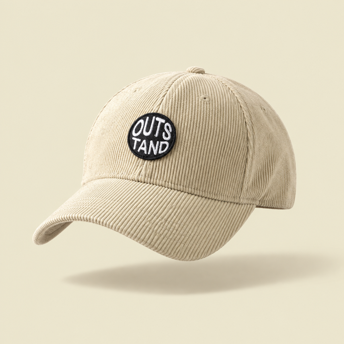 Gorro Outstand, vista de producto sobre fondo crema Studio Kyo