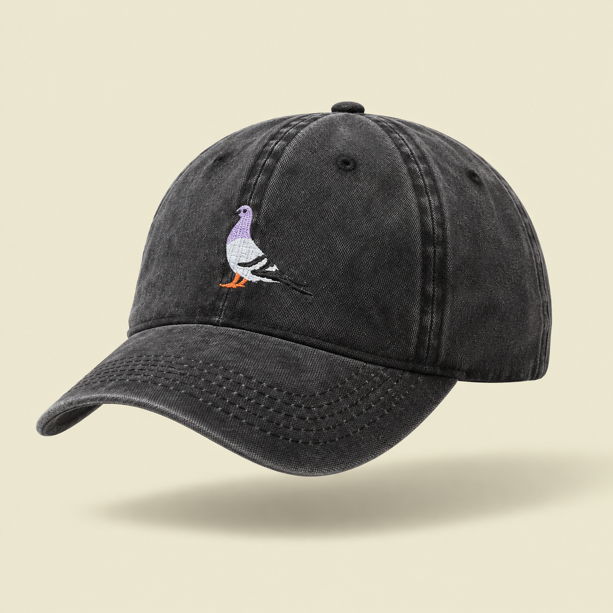 Gorro Pigeon, vista de producto sobre fondo crema Studio Kyo