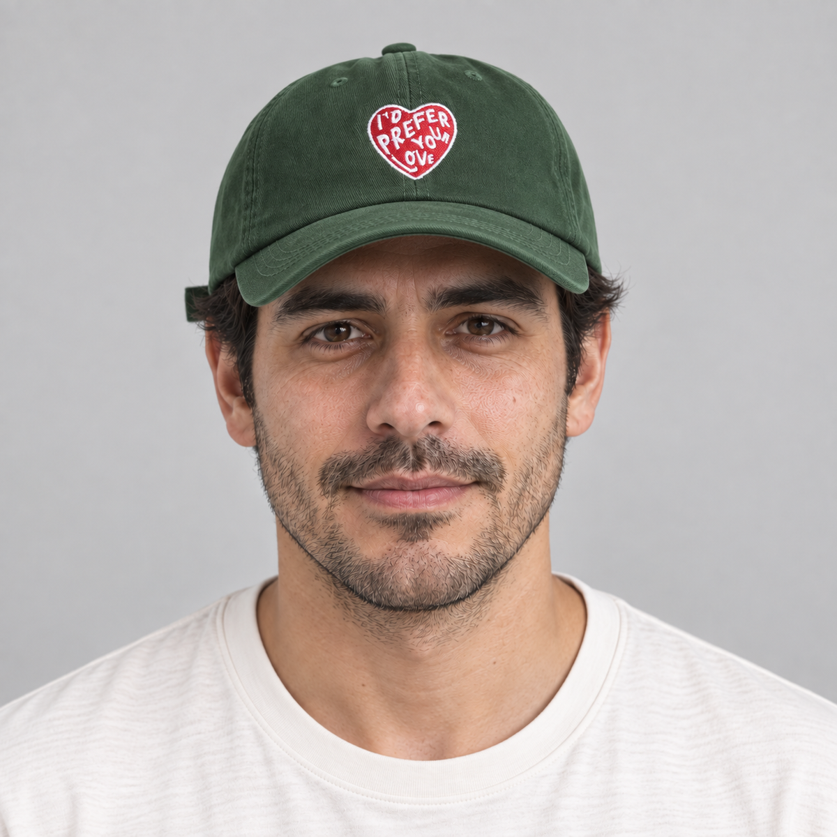 Gorro I’d Prefer Your Love verde, vista frontal en modelo hombre