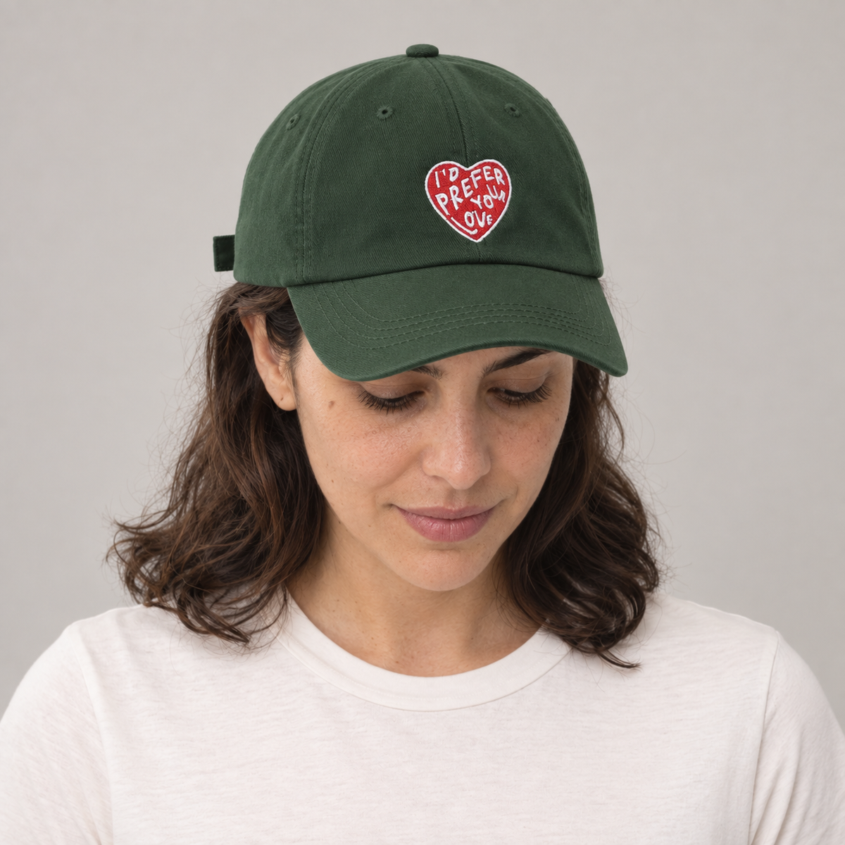 Gorro I’d Prefer Your Love verde, mirando hacia abajo en modelo mujer