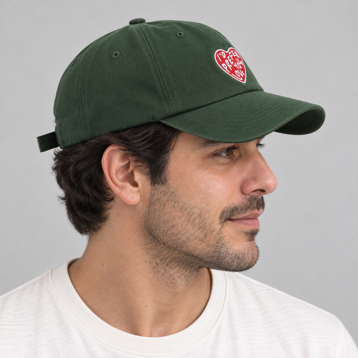 Gorro I’d Prefer Your Love verde, vista lateral en modelo hombre