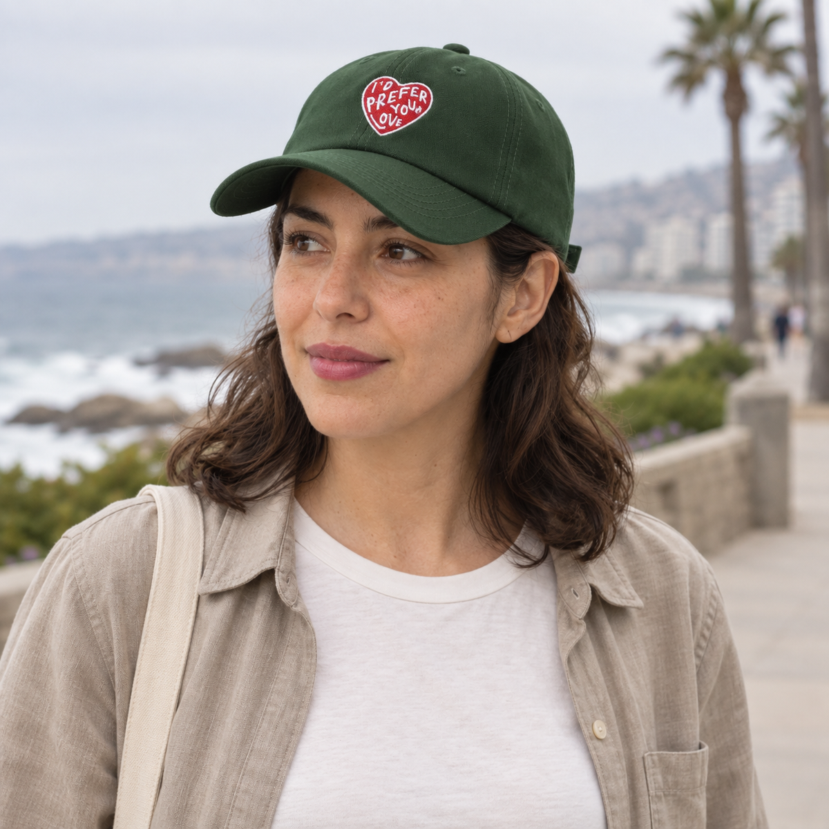 Gorro I’d Prefer Your Love verde, uso cotidiano en Viña del Mar en modelo mujer