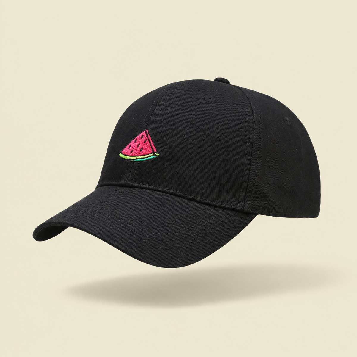 Gorro Sandía Studio Kyo, fotografía de producto sobre fondo crema