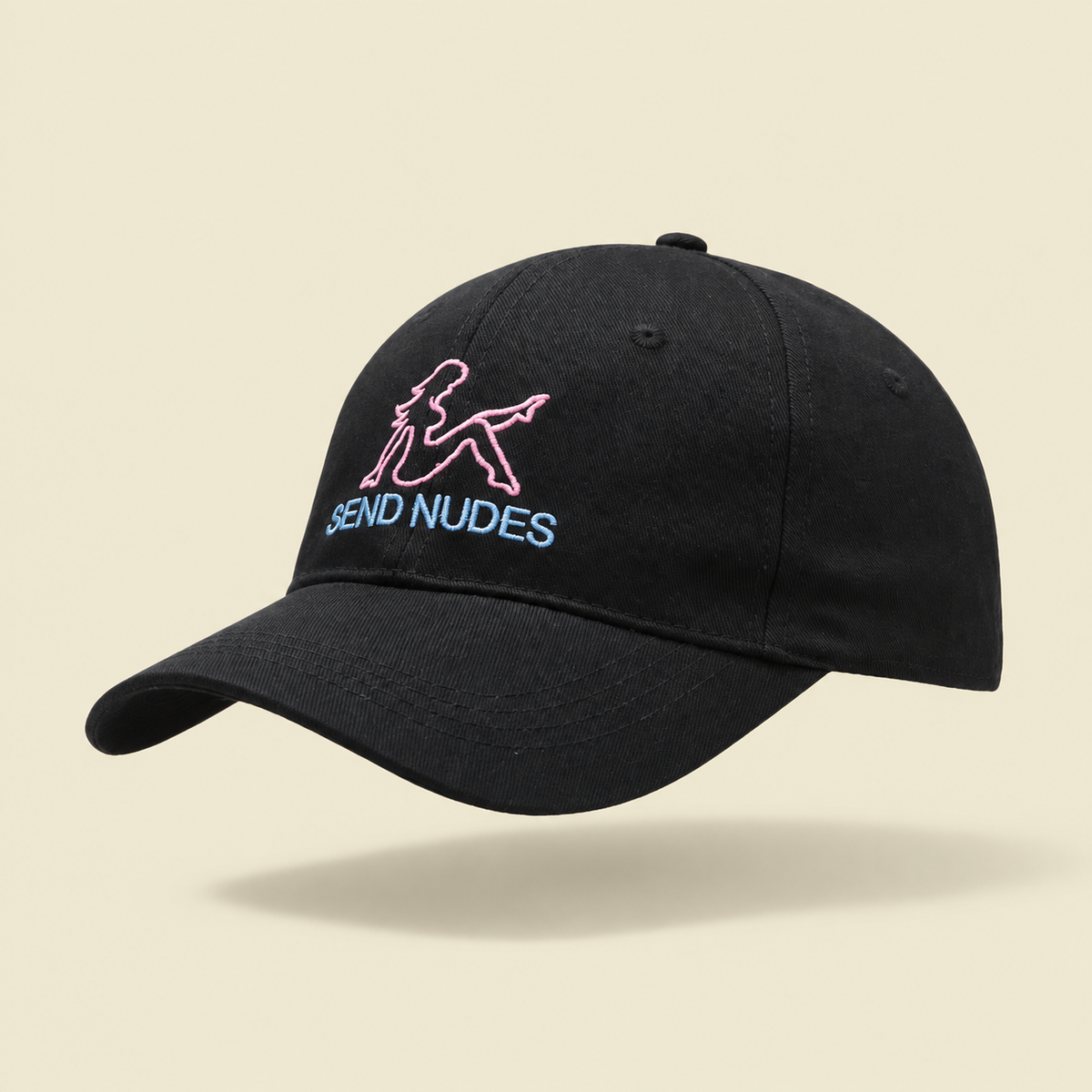 Gorro Send Nudes Studio Kyo, fotografía de producto sobre fondo crema