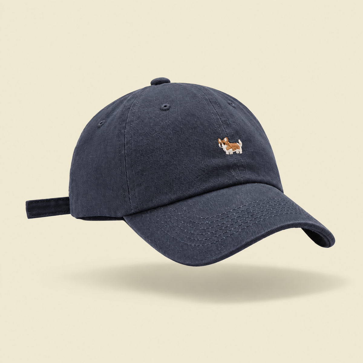 Gorro Small Dog Studio Kyo, fotografía de producto sobre fondo crema