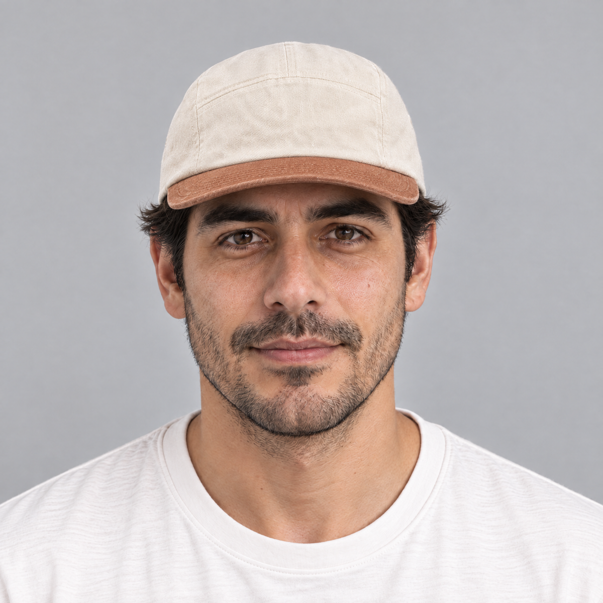 Hombre usando KYO 5 Paneles Crema y Café – Studio Kyo®
