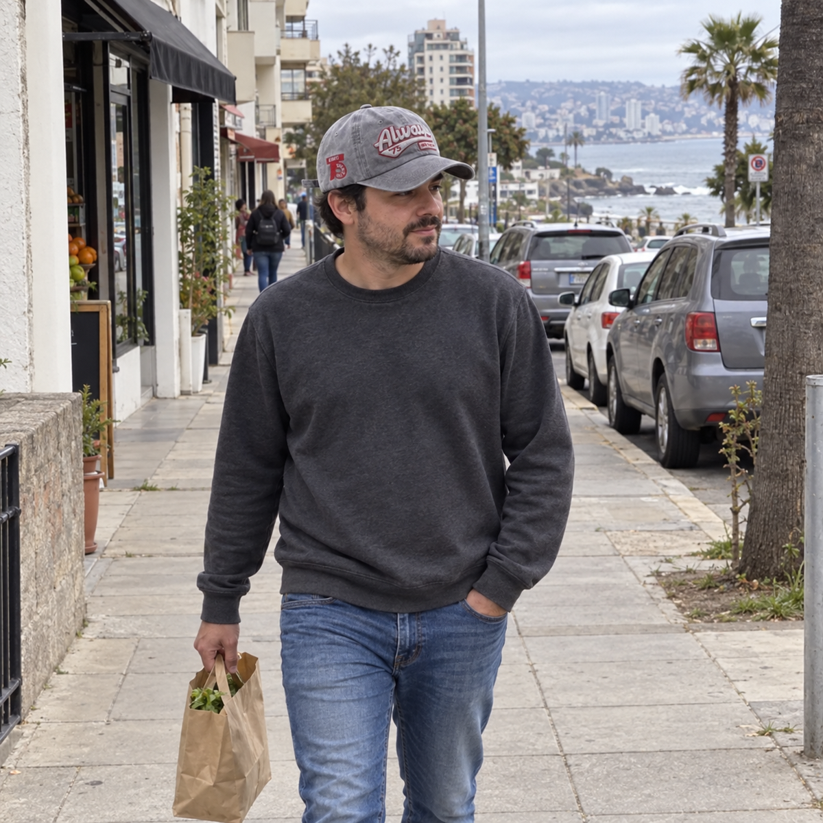 Gorro Always gris en un look cotidiano de hombre, inspirado en Viña del Mar.