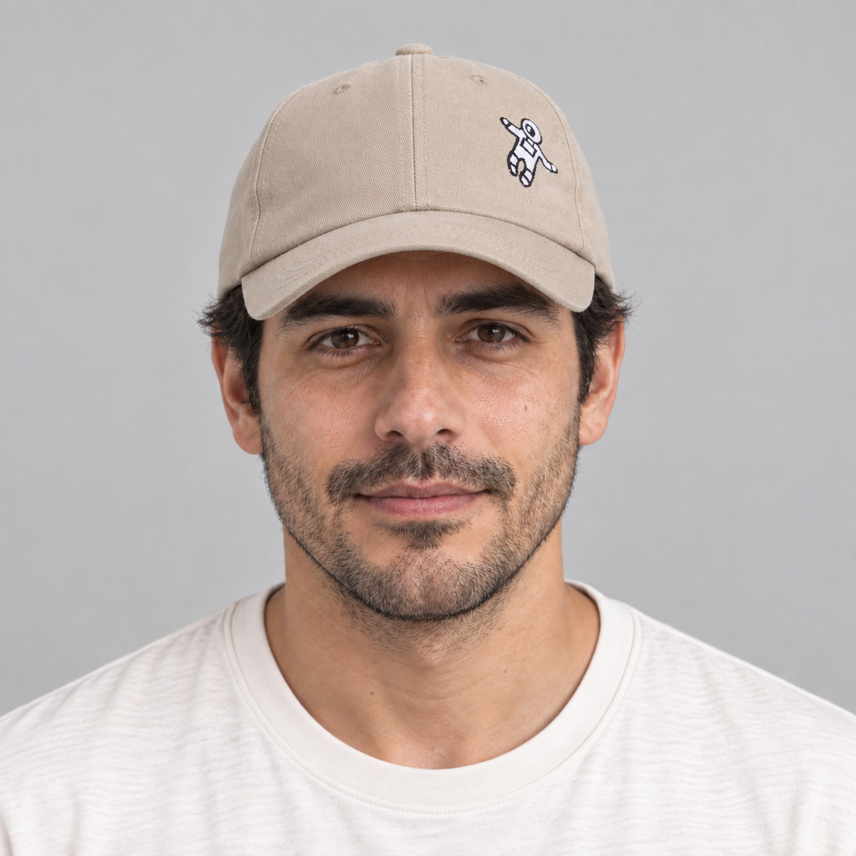 Gorro Astronauta beige, vista frontal en modelo hombre.