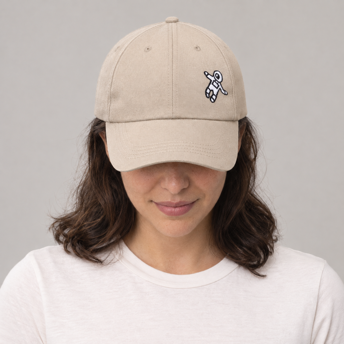 Gorro Astronauta beige, modelo mujer mirando hacia abajo.