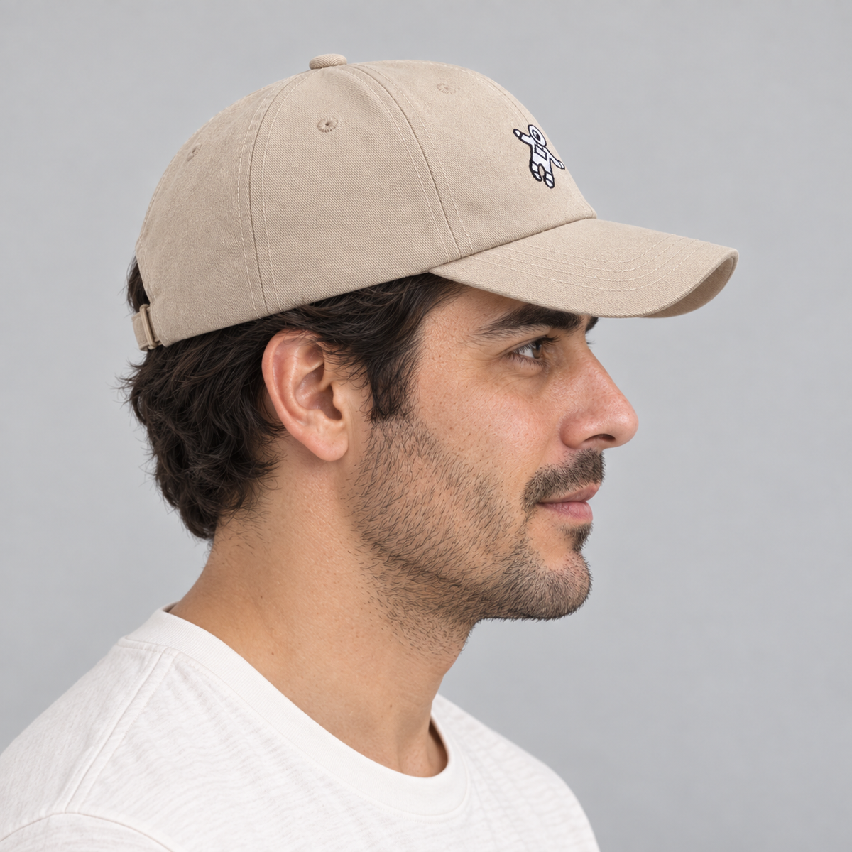 Gorro Astronauta beige, vista lateral en modelo hombre.