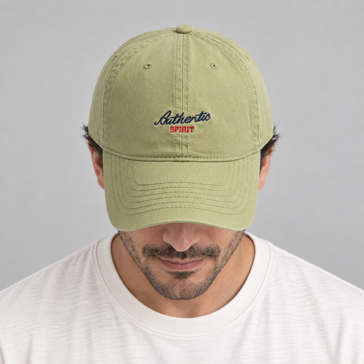 Gorro Autenthic verde, hombre mirando hacia abajo.