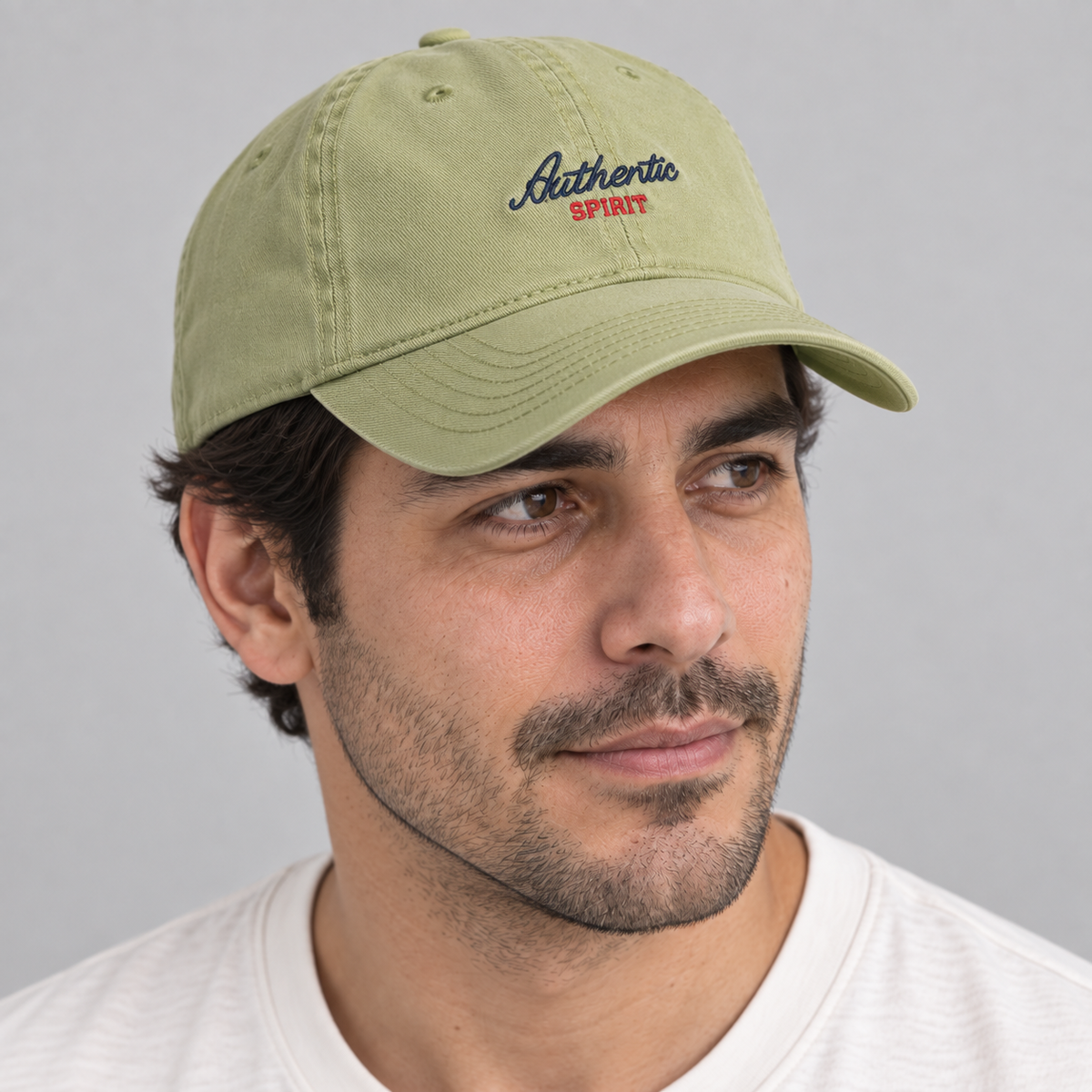 Detalle del bordado del Gorro Autenthic verde en modelo hombre.