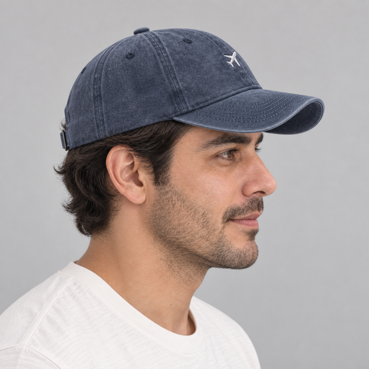 Gorro Avión azul, vista lateral en modelo hombre