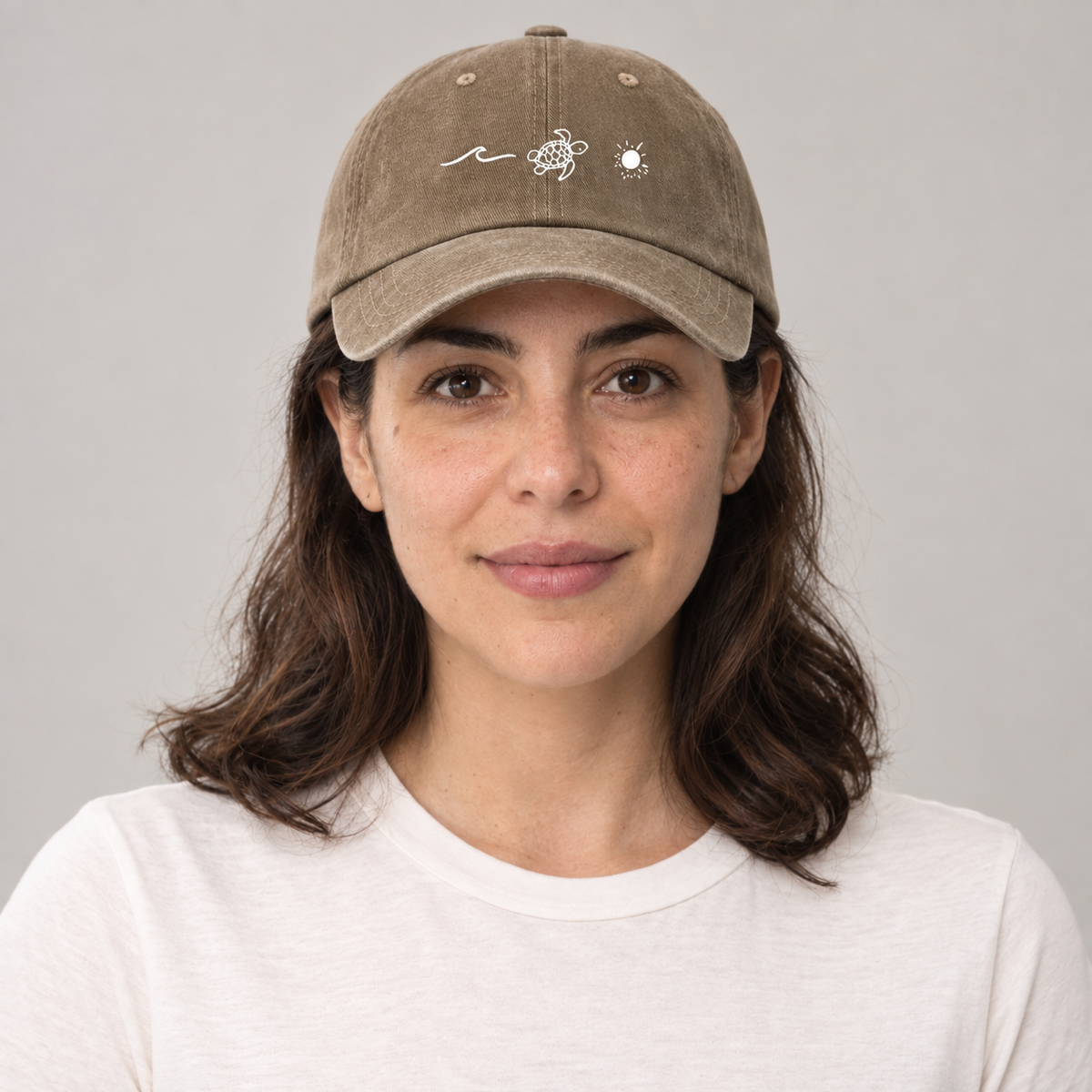 Gorro Bali camello con motivos de ola, tortuga y sol, vista frontal en mujer