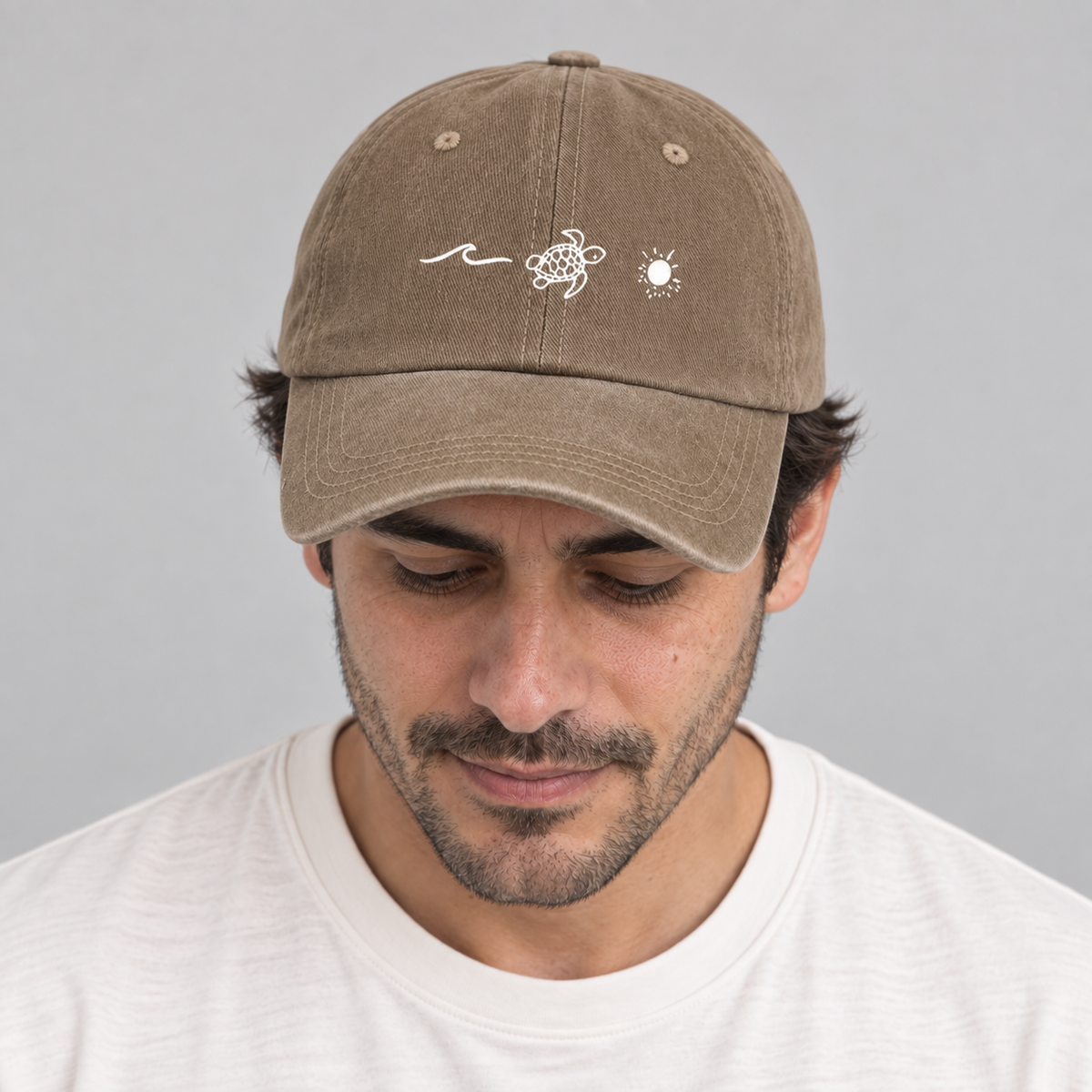 Gorro Bali camello, hombre mirando hacia abajo para mostrar la visera