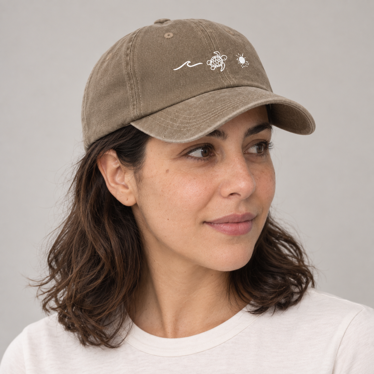 Gorro Bali camello, vista de tres cuartos en modelo mujer