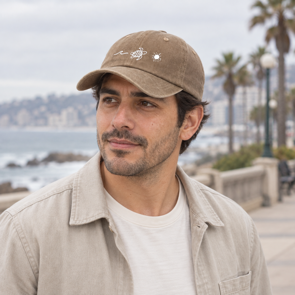 Gorro Bali camello usado por hombre en un paseo costero en Viña del Mar