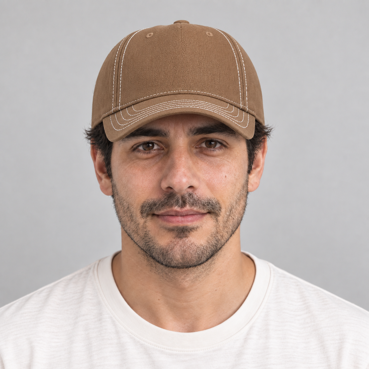 Gorro Baseball café con costuras blancas, vista frontal en hombre