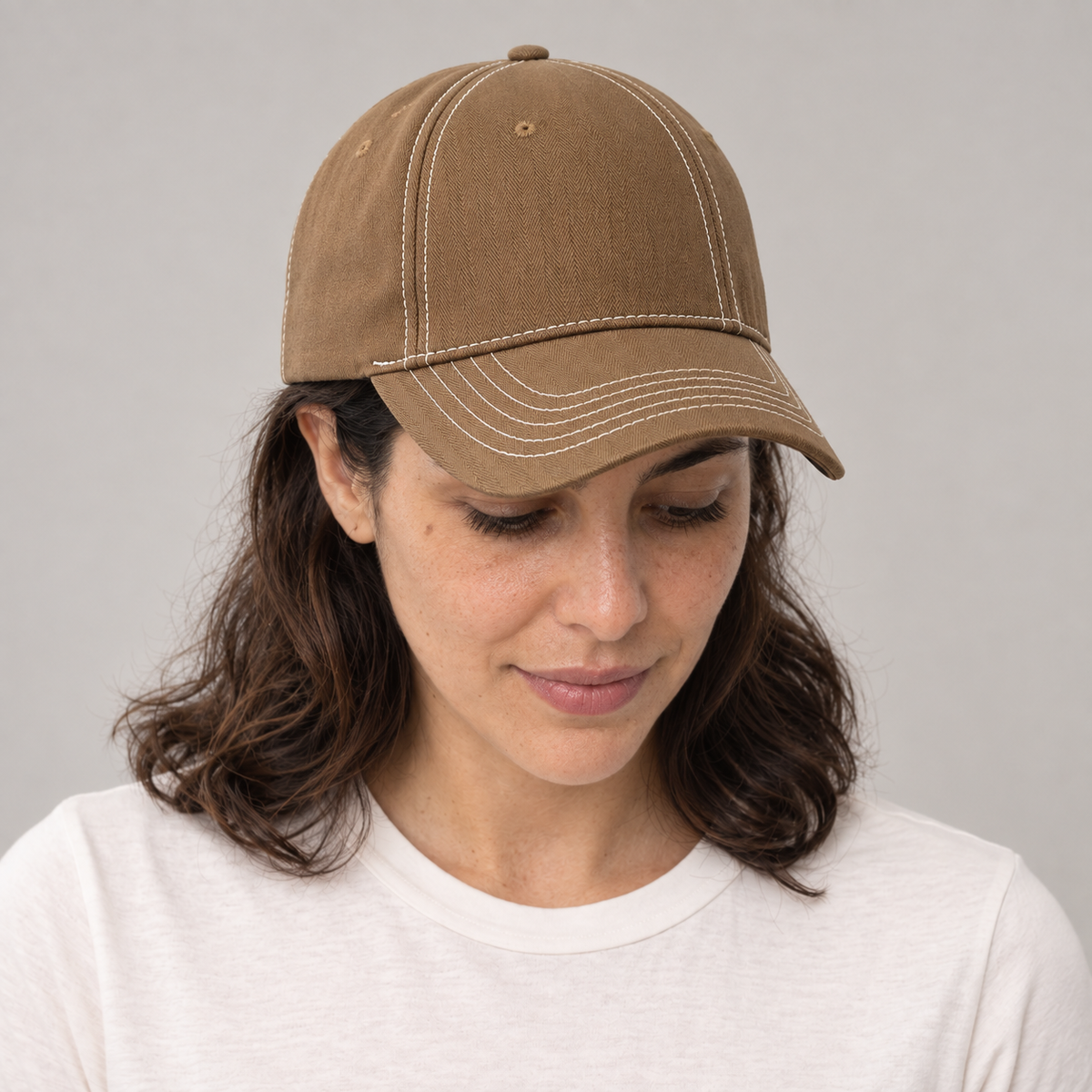 Gorro Baseball café, mujer mirando hacia abajo mostrando la visera