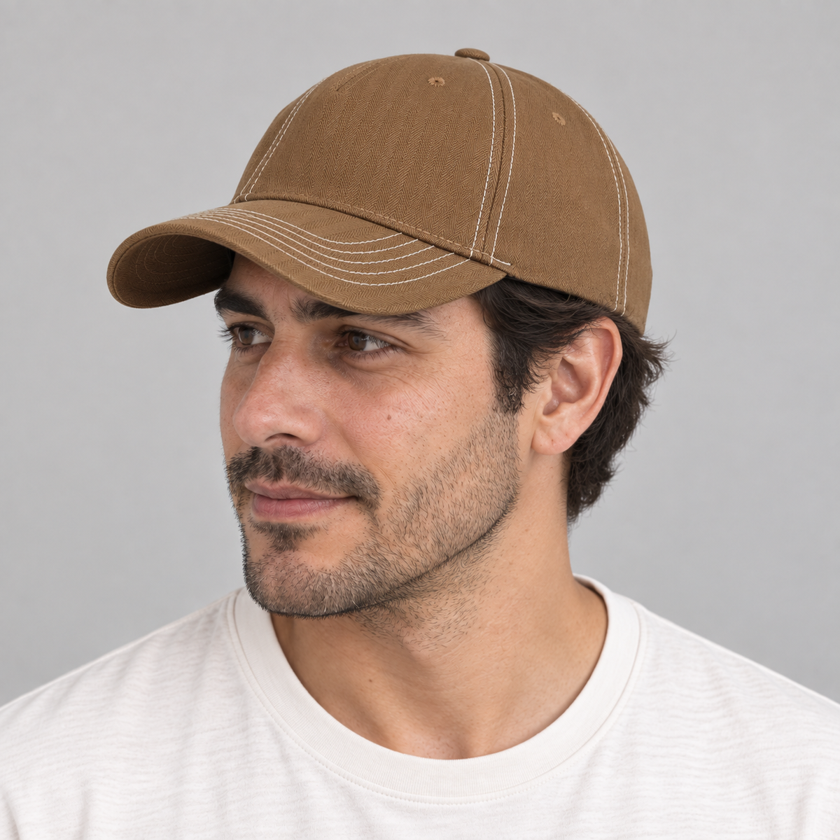 Gorro Baseball café, vista lateral de tres cuartos en hombre