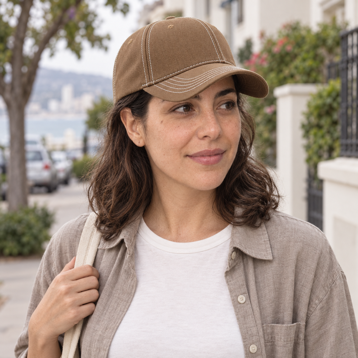 Gorro Baseball café usado por mujer en una salida cotidiana en Viña del Mar