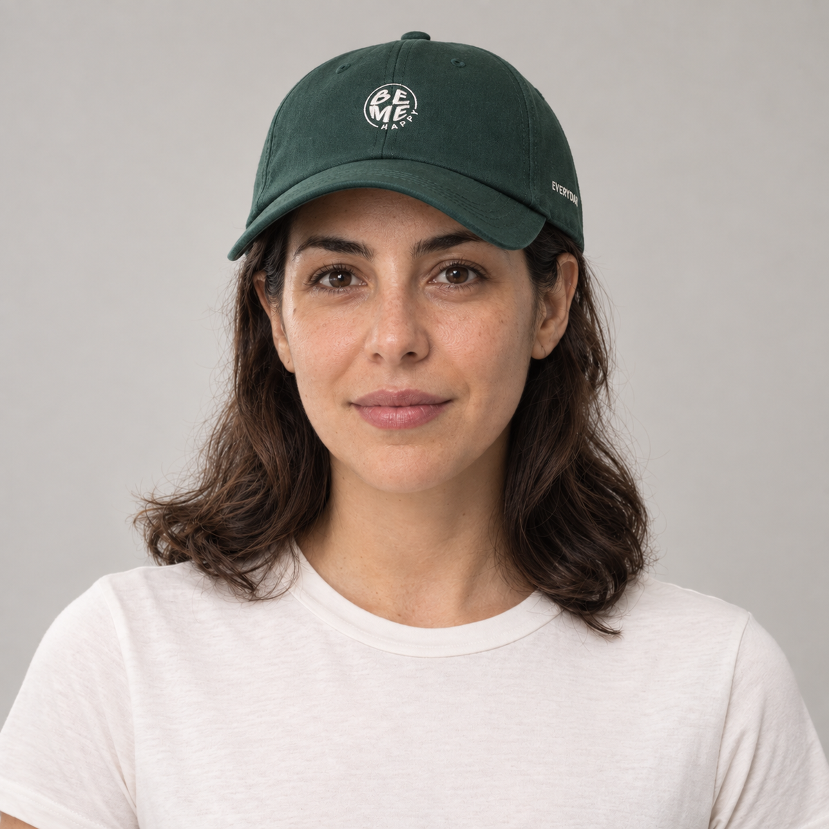 Gorro Be Me Happy verde, vista frontal en modelo mujer