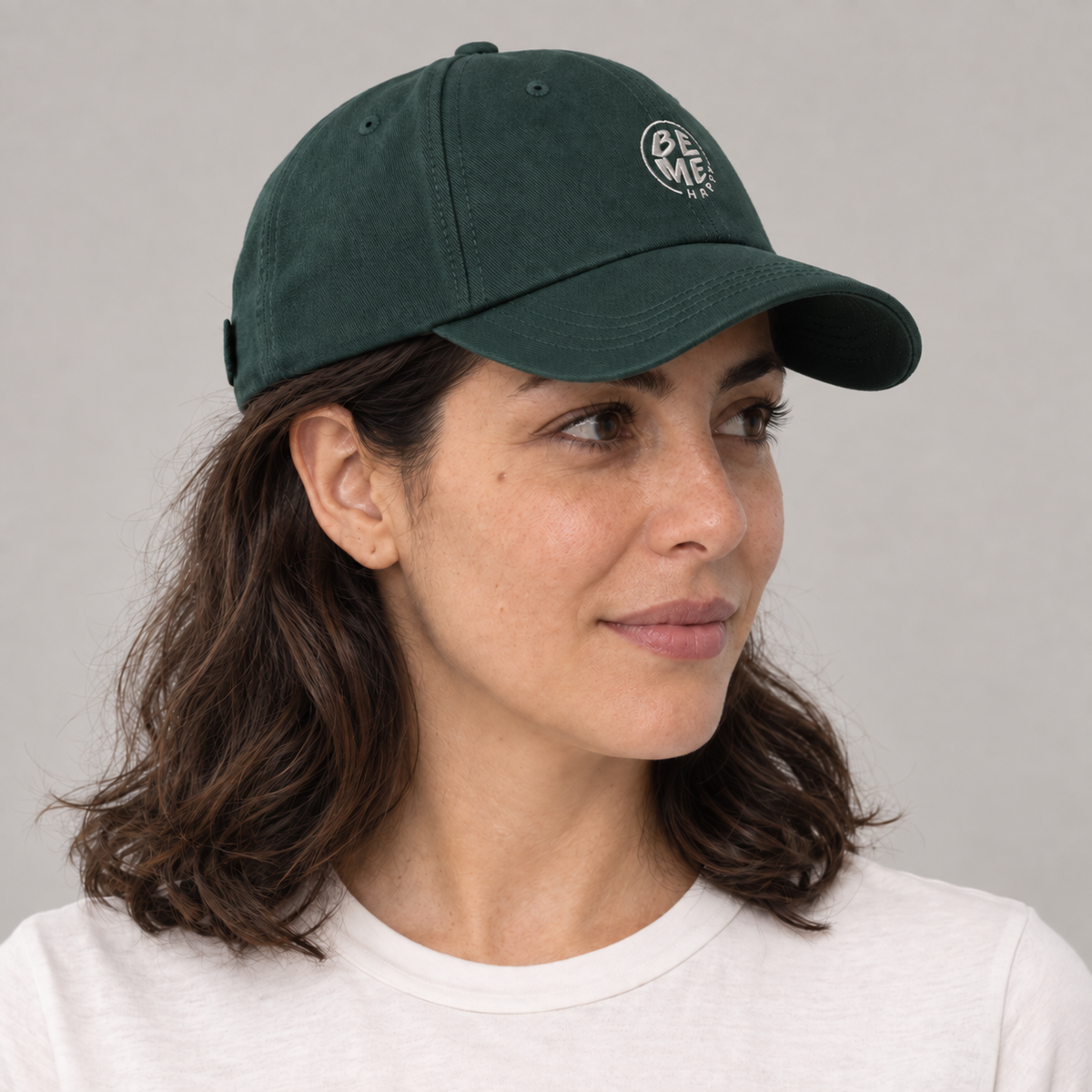 Gorro Be Me Happy verde, vista lateral de tres cuartos en mujer