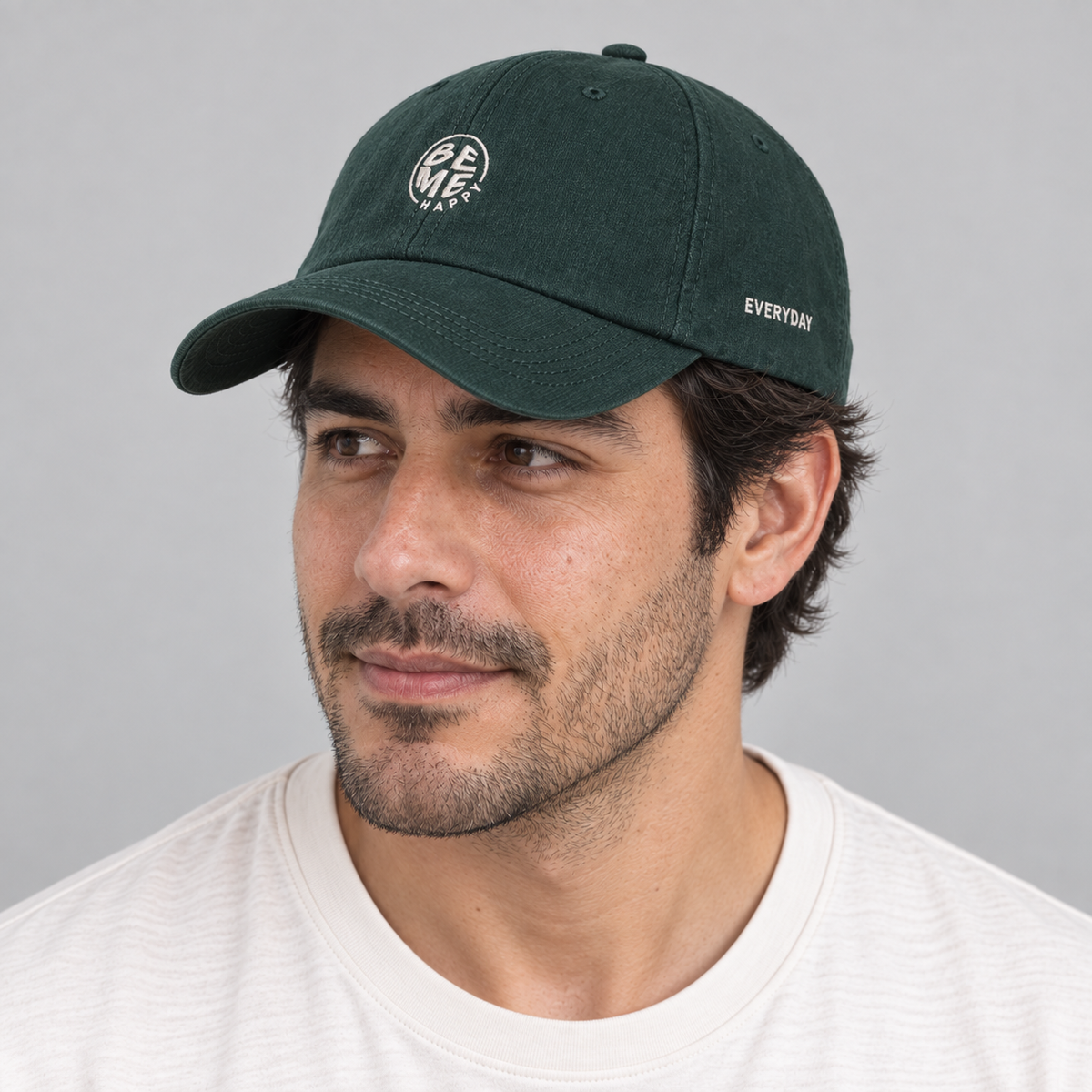 Detalle del bordado frontal y lateral del Gorro Be Me Happy verde en hombre