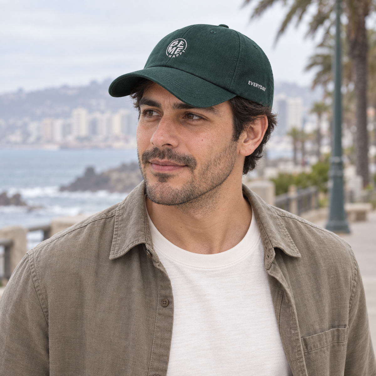 Gorro Be Me Happy verde usado por hombre en la costanera de Viña del Mar