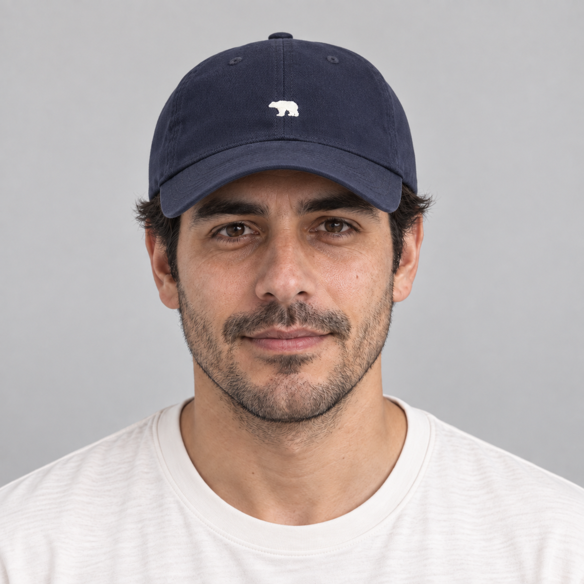 Gorro Bear azul oscuro con oso blanco bordado, vista frontal en hombre