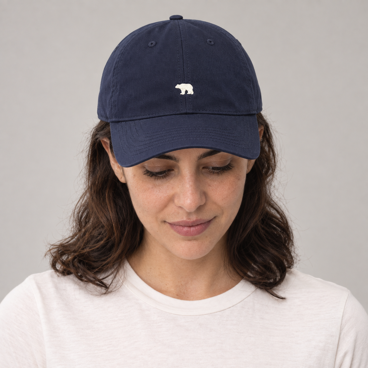 Gorro Bear azul oscuro, mujer mirando hacia abajo mostrando la visera