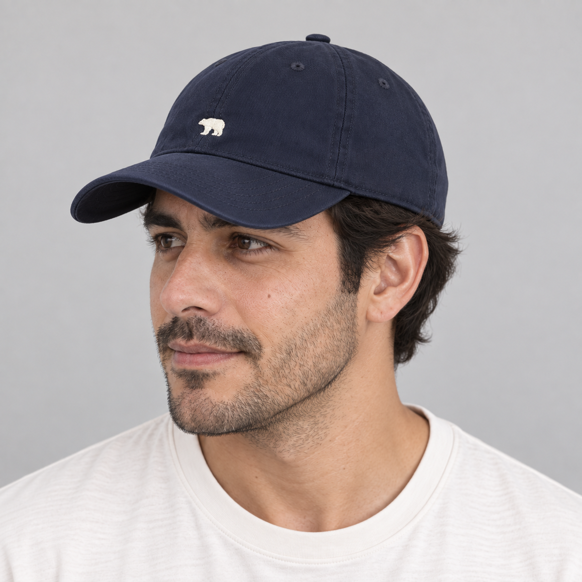 Gorro Bear azul oscuro, vista lateral de tres cuartos en hombre