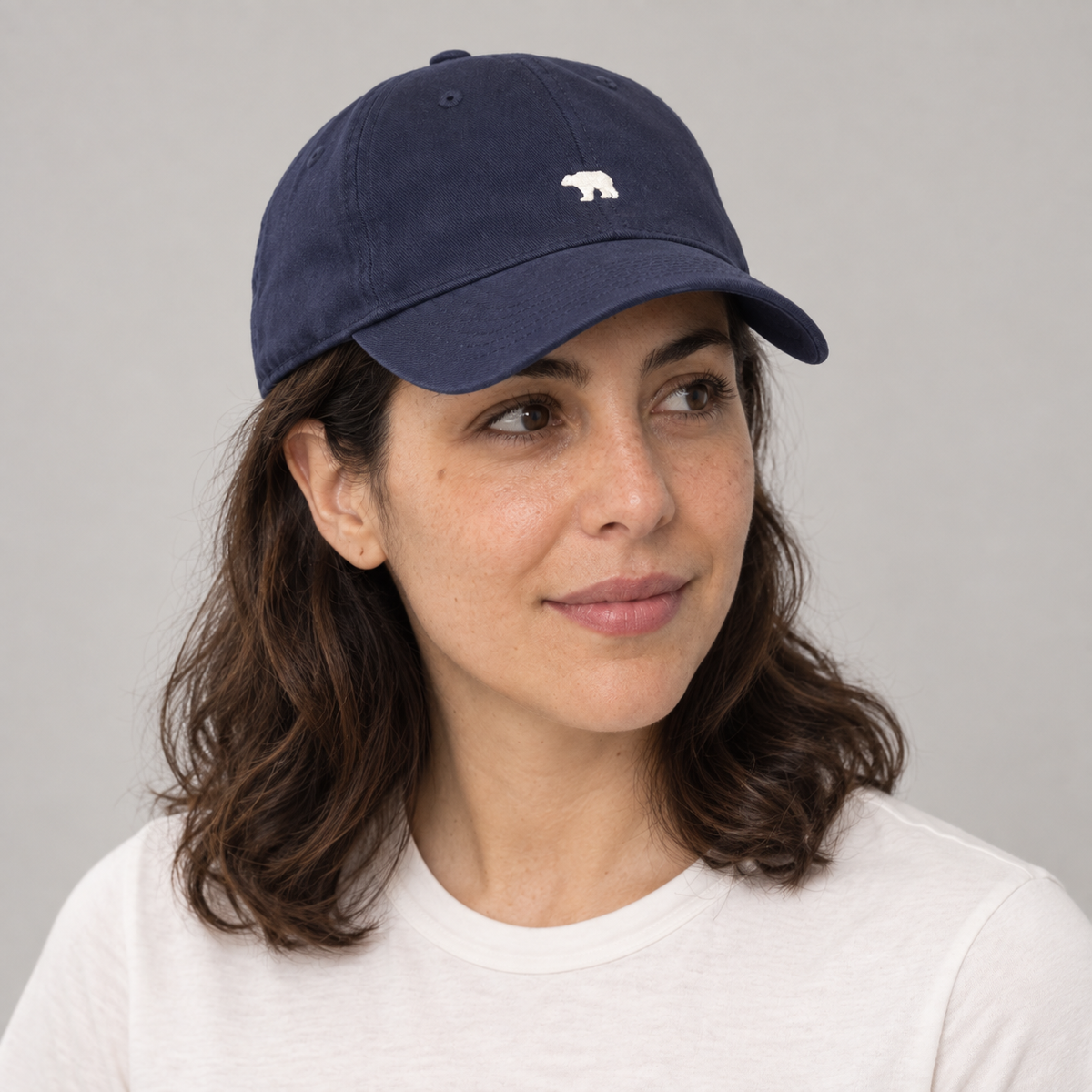 Detalle del oso bordado del Gorro Bear azul oscuro en mujer