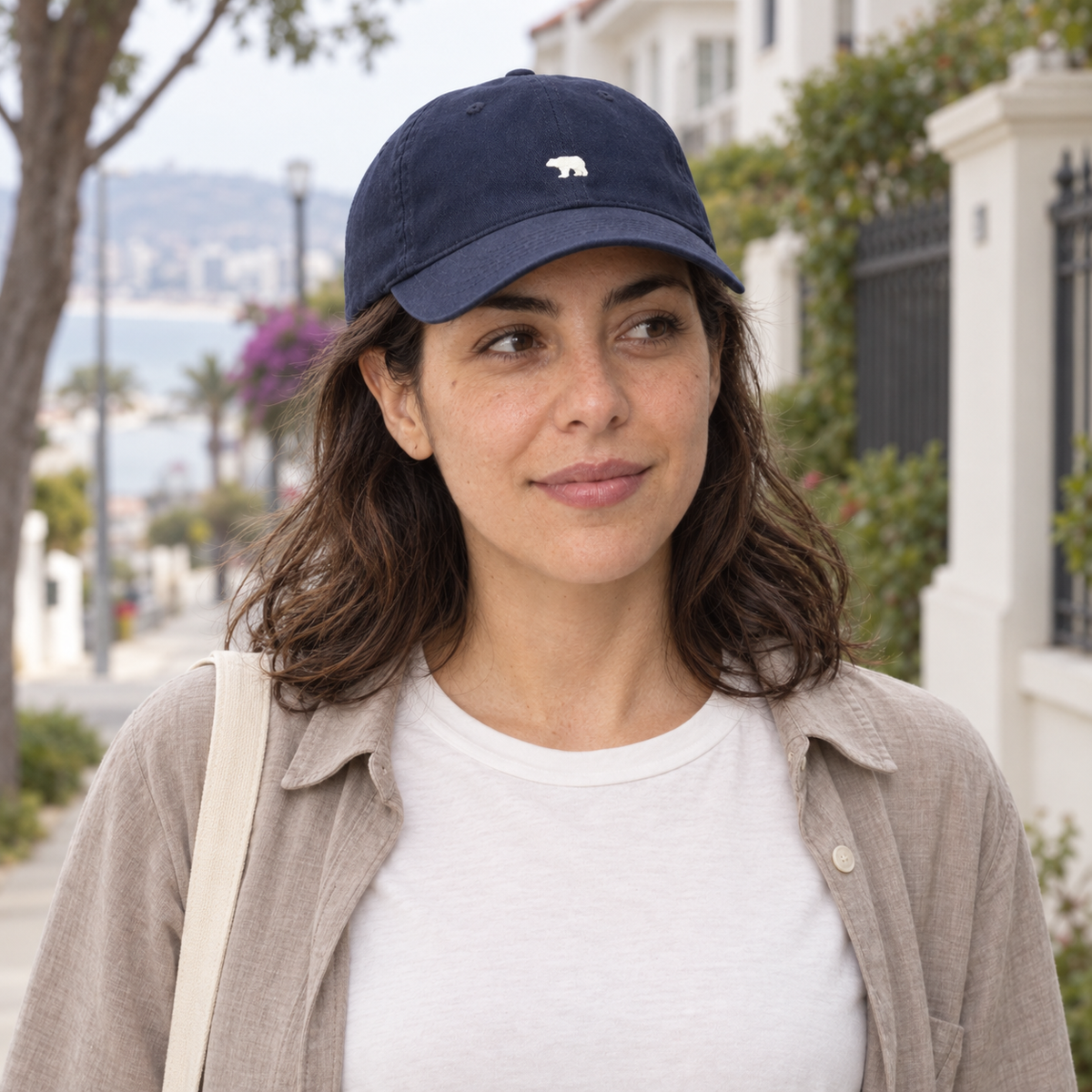 Gorro Bear azul oscuro usado por mujer en una salida por Viña del Mar